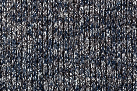 具有均匀垂直结构的暖灰色混纺涤纶毛衣的宏观照片