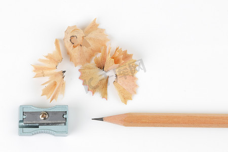 铅笔和卷笔刀与刨花在白色