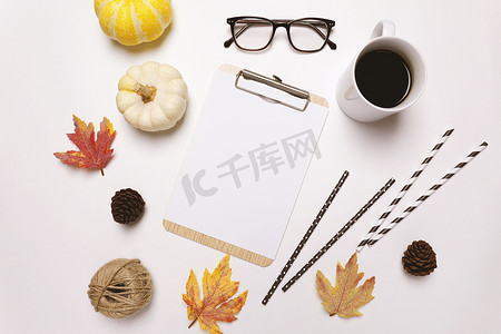 平躺的秋天或感恩节风格的概念与咖啡，au