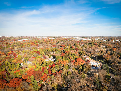 达拉斯郊区的顶景房屋靠近公园森林，秋色缤纷