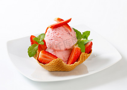 华夫饼篮中的草莓冰淇淋