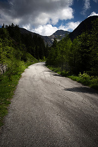 通往高山的灰色小路