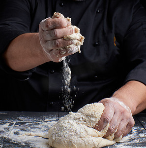 烘焙面包摄影照片_男人的手揉白小麦面粉酵母面团