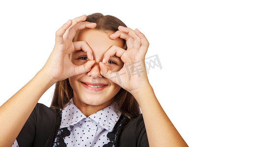 微笑的黑发少女用手指展示眼镜