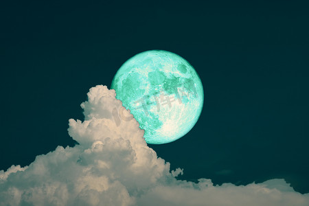 森林夜摄影照片_绿色草莓月亮背在夜空中的剪影堆云上