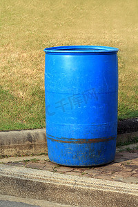 旧蓝色塑料桶、水塑料桶、花园垃圾桶塑料