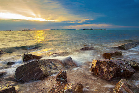 美丽的海景在 laem chabung chonburi 的夕阳西下