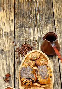 咖啡烘焙豆准备与橙子、八角干片一起制作饮品。