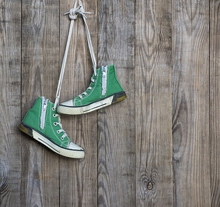 一双旧的绿色纺织运动鞋