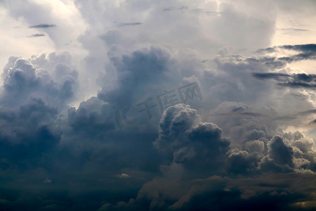 太阳光线摄影照片_风暴剪影堆云太阳光线在灰色的天空乌云