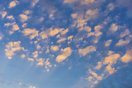 太阳黄色光线摄影照片_天空与云彩和太阳光线黄色和蓝色背景。