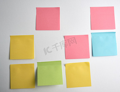 白色背景上粘贴的粉红色、蓝色、绿色纸贴纸