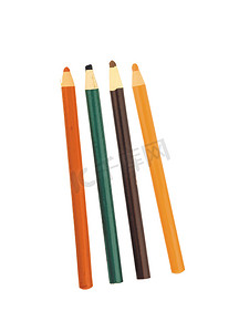 四支彩色铅笔横跨白色