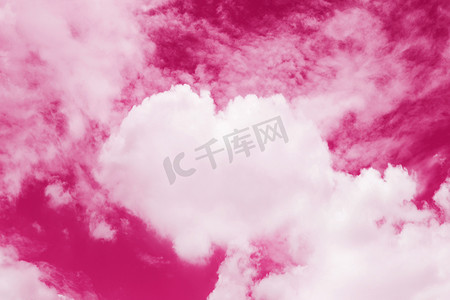 情人节心形云彩在天空中，情人节背景粉红色主题甜美的心形云彩，恋爱中的天空云彩感觉颜色粉红色背景情人节