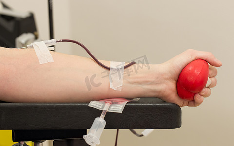 坐在扶手椅上的捐赠者献血，特写