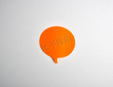 橙色对话框摄影照片_白色背景上的橙色纸云贴纸
