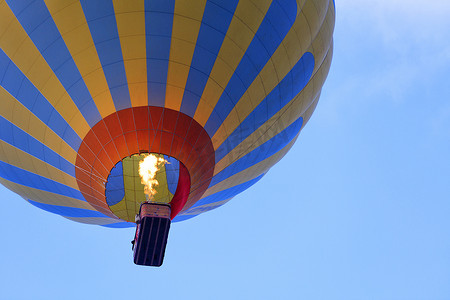 在蓝天特写中放飞美丽的气球