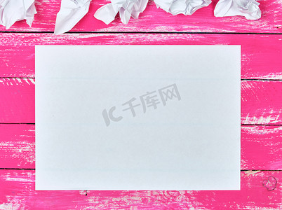 长方形粉色背景摄影照片_空白的白色长方形纸片和被弄皱的纸片