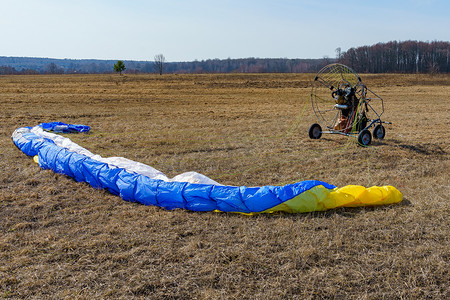 滑翔伞站在准备飞行的场地上
