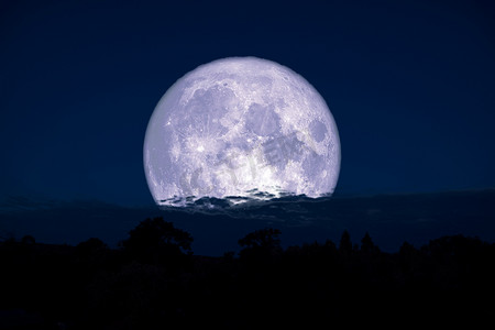 超级牛奶月亮回到夜空中的剪影山