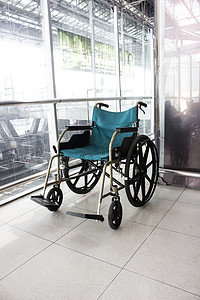 机场椅子摄影照片_机场轮椅服务