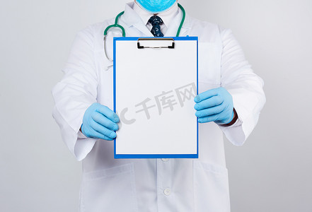 一件白色外套的男性医生，蓝色乳汁手套，听诊器ha