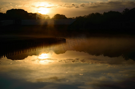 在一个平静的淡水湖的日落反射