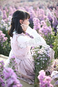 有紫色花朵背景的肖像亚洲女孩