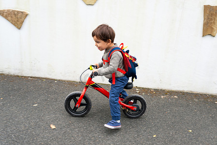 小男孩骑他的平衡自行车