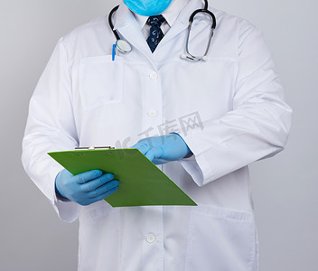 一件白色外套的医生，蓝色乳汁手套，垂悬的听诊器