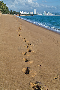 脚印，城市沙滩芽庄湾的台阶