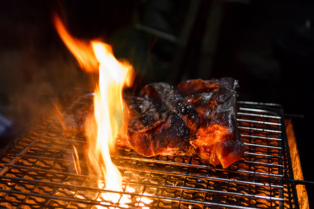 烧烤炉上的牛肉。
