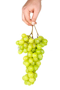 手拿着一串绿葡萄
