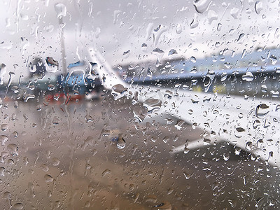 机场的飞机窗户上有水滴。