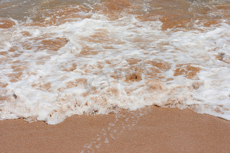 有波浪和沙子的海