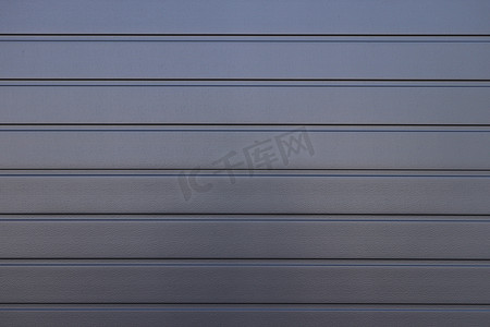 屋顶彩绘摄影照片_深灰色彩绘波纹钢栅栏纹理墙