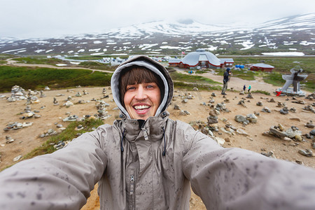 游客自拍北极圈中心。