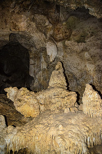 大型地下的方解石入口、钟乳石和石笋