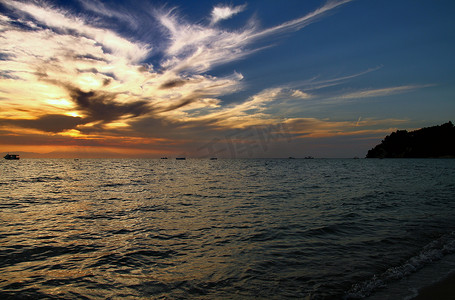 紫天空摄影照片_海面上的红紫橙夕阳