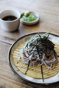 面传统摄影照片_木背景中的荞麦面，日本料理