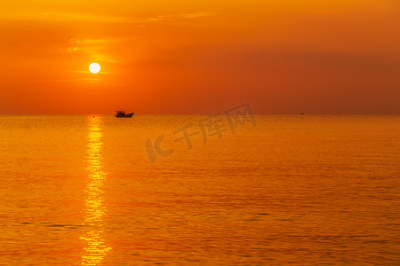 日落大海摄影照片_与大黄色太阳的日落在海表面下