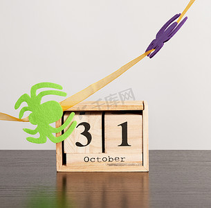 黑色标签上日期为 10 月 31 日的立方体木制日历