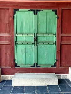 如懿传红墙摄影照片_有红色墙壁的一个木绿色门与一把老古老锁