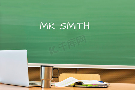 教室教授桌照片，黑板上写着辛普森小姐的名字