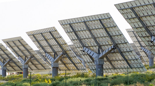 太阳能电池板、光伏、替代电源的背面 — 可持续资源的概念