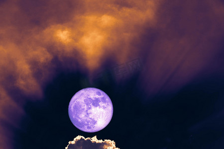 丰收的紫色月亮回到剪影云上日落的光芒