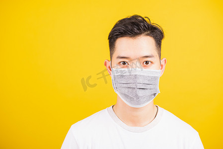 戴面罩保护细菌病毒或空气灰尘的男子