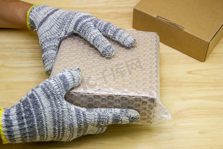 人手握住气泡纸，用于保护包裹产品裂纹