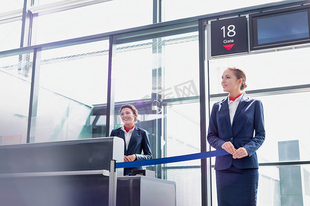 年轻漂亮的机场工作人员在机场开门登机的画像