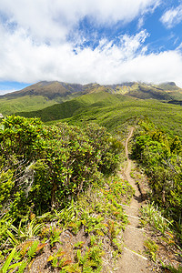 云层覆盖的塔拉纳基火山，新西兰